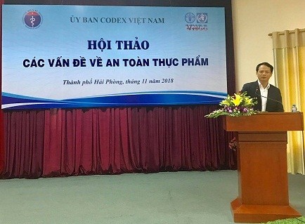 Ông Lê Văn Giang, Phó Cục trưởng Cục An toàn thực phẩm (Bộ Y tế) khai mạc và chủ trì hội thảo.