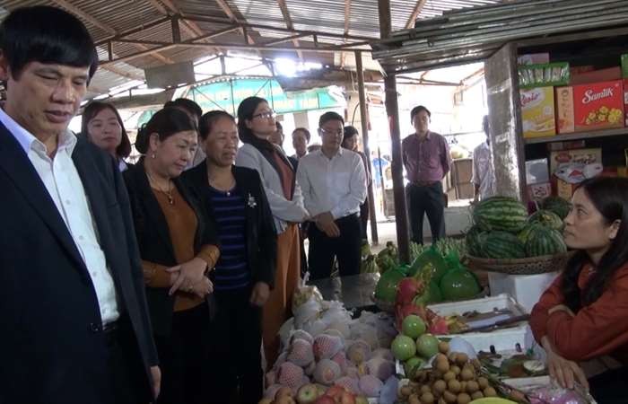 Cơ quan chức năng Thanh Hóa kiểm tra mức độ an toàn của một số sản phẩm nông nghiệp tại chợ dân sinh.
