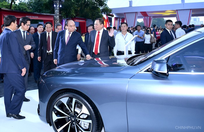 Thủ tướng Nguyễn Xuân Phúc tham quan mẫu ô tô của VinFast. Ảnh: VGP