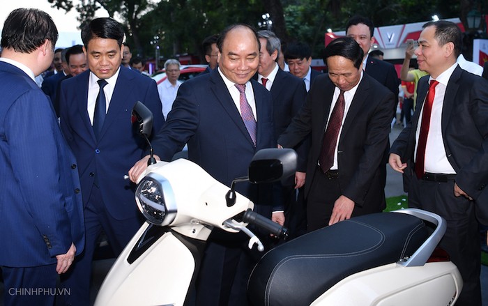 Thủ tướng Nguyễn Xuân Phúc tham quan mẫu xe máy điện của VinFast. Ảnh: VGP