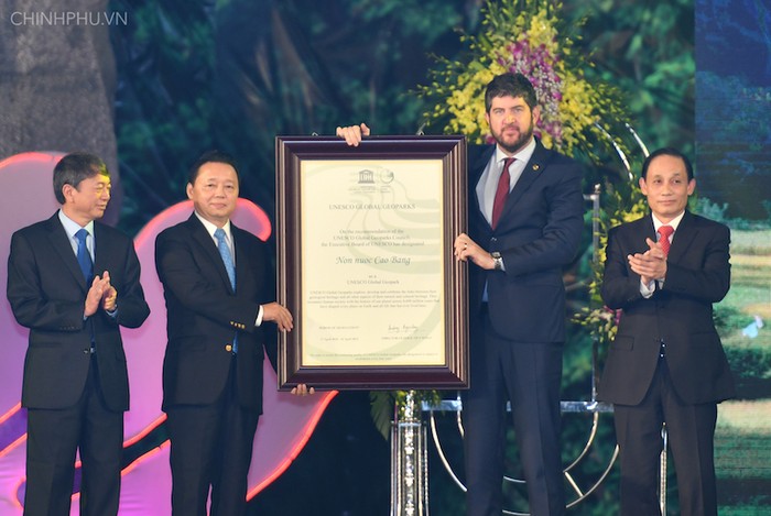 Đại diện Việt Nam đón nhận danh hiệu Công viên địa chất toàn cầu UNESCO Non nước Cao Bằng. Ảnh: Chinhphu.vn