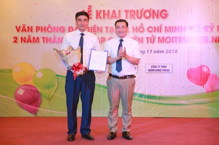 Ông Nguyễn Văn Toàn – Tổng biên tập trao quyết định cho ông Nguyễn Văn Thắng làm Trưởng văn phòng đại diện tại Thành phố Hồ Chí Minh