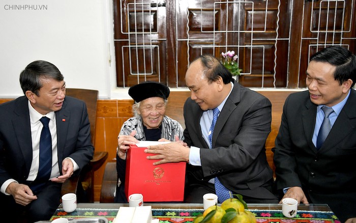 Thủ tướng đến thăm hỏi, tặng quà, động viên bà Lục Thị Đôn, lão thành cách mạng. Ảnh: VGP/Quang Hiếu
