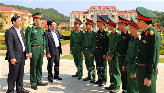 Phó Thủ tướng Phạm Bình Minh với cử tri Sư đoàn Bộ binh 346 trực thuộc Quân khu I. Ảnh: Thu Hằng/TTXVN
