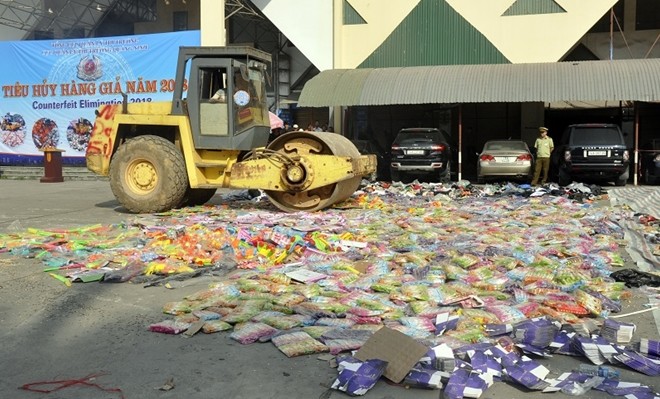 Ngày 29/11, Cục Quản lý thị trường Quảng Ninh đã tổ chức tiêu hủy 30 mặt hàng giả, hàng kém chất lượng, hàng không đảm bảo vệ sinh an toàn thực phẩm.