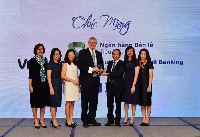 Ông Thomas William Tobin – Giám đốc Khối bán lẻ (thứ 4 từ trái sang) và đại diện các phòng/ban/trung tâm thuộc Khối bán lẻ Vietcombank nhận Giải thưởng “Ngân hàng bán lẻ tiêu biểu” năm 2018