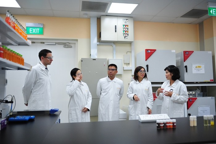 Bà Trần Thị Lệ, CEO NutiFood thăm trung tâm nghiên cứu thí nghiệm của BASF Khu vực Đông Nam Á