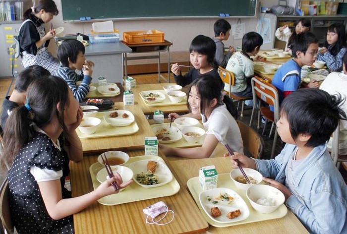 Hình ảnh học sinh dùng bữa tại trường học Nhật Bản (nguồn: internet)