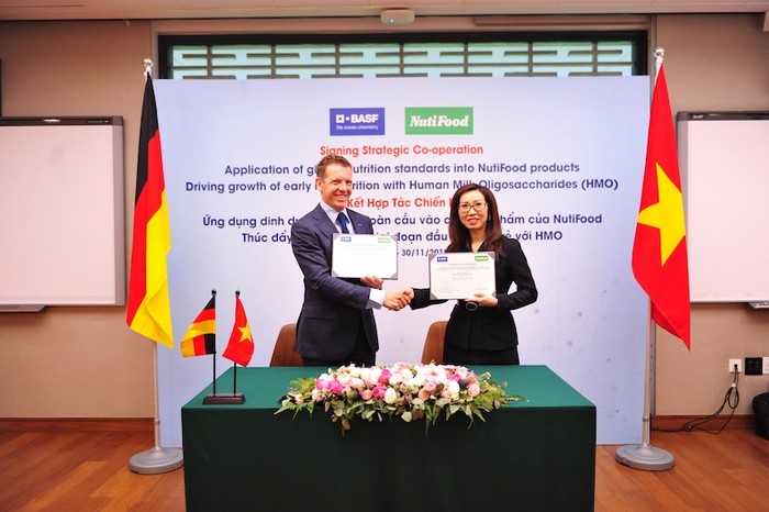 Đại diện công ty NutiFood ký kết với đại diện của Tập đoàn BASF Khu vực Đông Nam Á