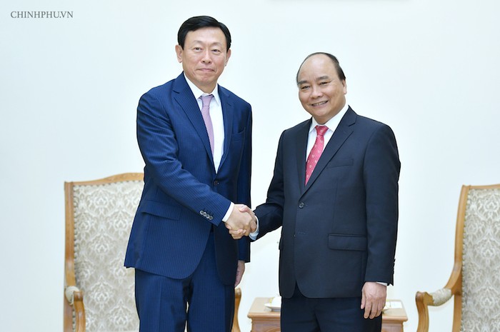 Chiều 4/12, tại trụ sở Chính phủ, Thủ tướng Nguyễn Xuân Phúc tiếp ông Shin Dong Bin, Chủ tịch Tập đoàn Lotte (Hàn Quốc). Ảnh: VGP