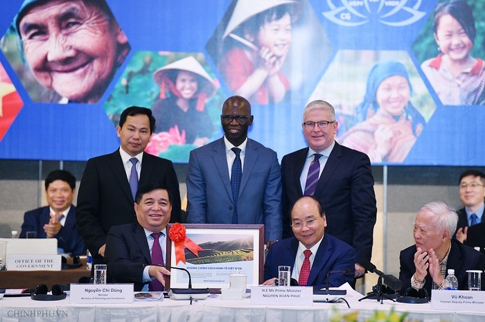 Thủ tướng và Bộ trưởng Bộ Kế hoạch và Đầu tư tặng tài liệu Khung chính sách kinh tế Việt Nam cho Ngân hàng Thế giới. Ảnh: VGP