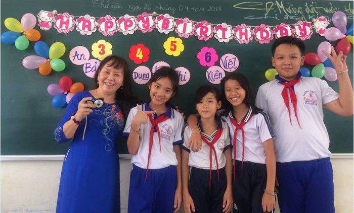Cô Hương Lan trong lễ sinh nhật của học trò