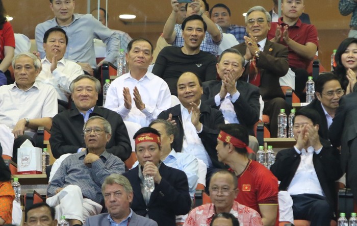Thủ tướng Nguyễn Xuân Phúc cùng nhiều đồng chí lãnh đạo Đảng, Nhà nước tới sân vận động Mỹ Đình chứng kiến trận bán kết AFF Cup giữa đội tuyển Việt Nam và đội tuyển Philippines, tối 6/12. Ảnh: VGP