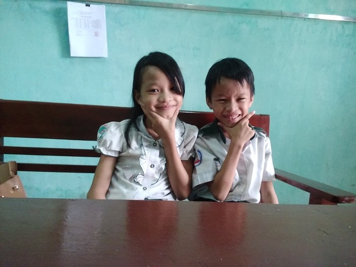 Hai em học sinh Trịnh Đăng Dương và Trần Thị Hồng Tiên