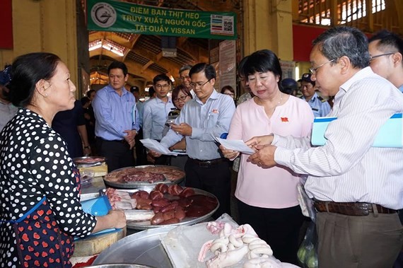 Lực lượng chức năng kiểm tra an toàn thực phẩm tại chợ Bến Thành.