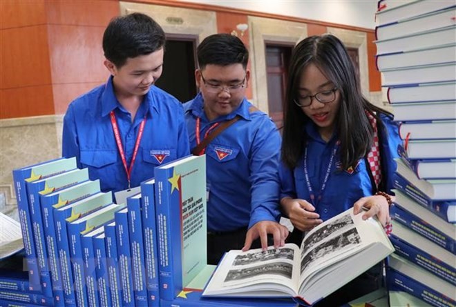 Thanh niên Thành phố Hồ Chí Minh tham khảo Bộ sách, được trưng bày tại Lễ công bố. (Ảnh: Tiến Lực/TTXVN)