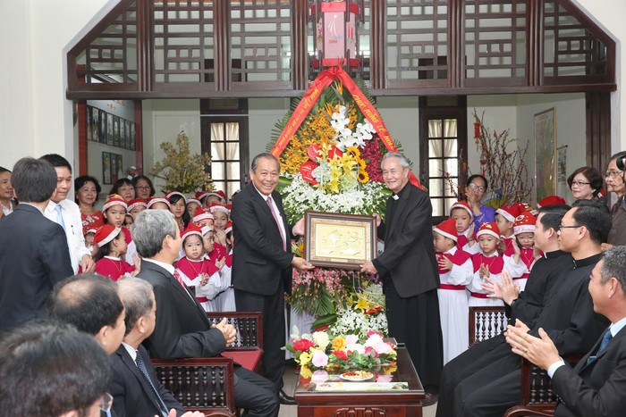 Phó Thủ tướng Trương Hòa Bình thăm và chúc mừng bà con giáo dân Giáo xứ chính tòa Phủ Cam, thành phố Huế. Ảnh: VGP