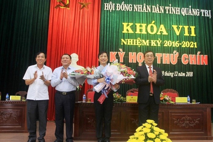 Ông Hoàng Nam nhận hoa chúc mừng tại kỳ họp thứ 9, khoá VII, HĐND tỉnh Quảng Trị. Ảnh: Laodong.vn