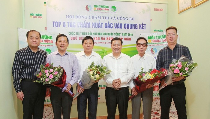 Ông Nguyễn Văn Toàn, Tổng biên tập Tạp chí Môi trường và Cuộc sống, Trưởng ban Tổ chức cuộc thi (giữa) tặng hoa Ban Giám khảo.