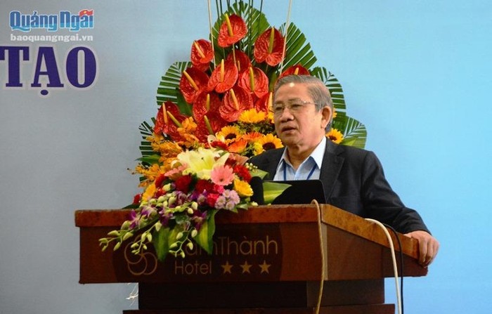 Giáo sư Nguyễn Minh Thuyết trình bày tham luận tại hội thảo