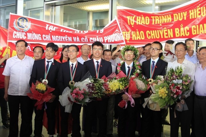 Hai đoàn Olympic Hóa học và Vật lý được chào đón nồng nhiệt khi trở về sân bay Nội Bài. Ảnh: Nguyễn Hà/ Laodong.vn