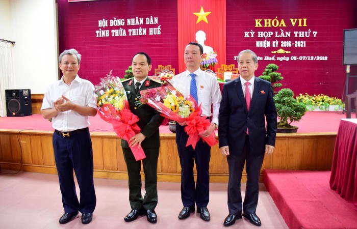 Ông Phan Thiên Định (áo trắng, giữa) nhận hoa chúc mừng của các lãnh đạo tỉnh Thừa Thiên Huế. Ảnh: VGP