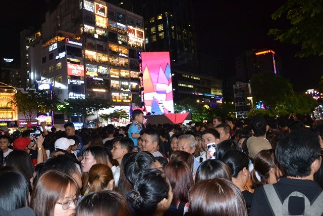 Khán giả vui chơi trong đêm 31/12 tại phố đi bộ Nguyễn Huệ.