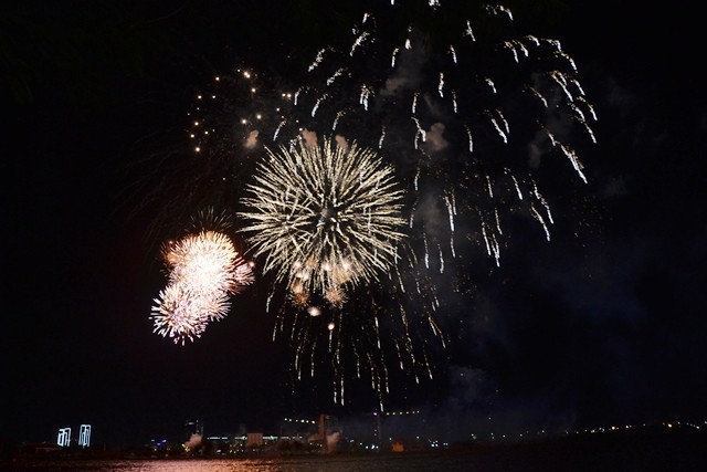 Màn bắn pháo hoa tầm cao rực rỡ ở khu vực Hầm Thủ Thiêm, quận 2 gây thích thú người dân Thành phố trong khoảnh khắc bước sang năm mới.