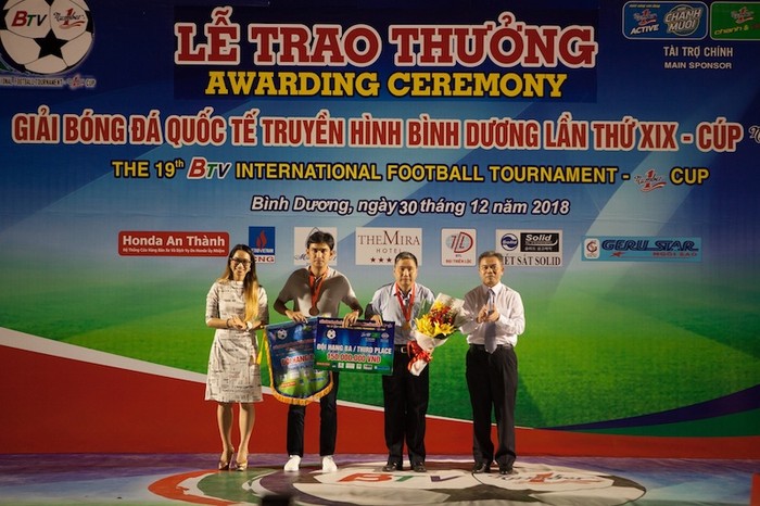 Thanh Vũ (bìa trái) trao giải hạng 3 cho Sài Gòn FC