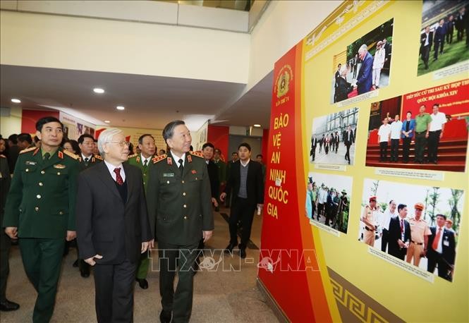 Tổng Bí thư, Chủ tịch nước Nguyễn Phú Trọng xem một số hình ảnh hoạt động tiêu biểu của Lực lượng Công an nhân dân.Ảnh: Trí Dũng/TTXVN