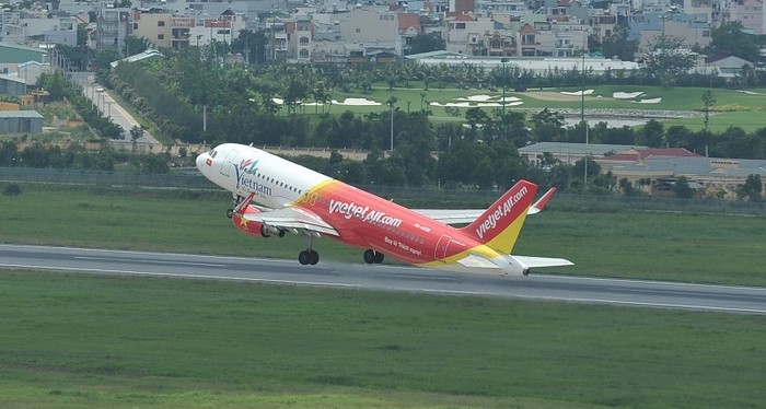 Vietjet cung cấp dịch vụ vận chuyển mai, đào (dạng cành) cho các chuyến bay có thời gian bay từ 15/01 đến 20/02/2019 trên các chuyến bay nội địa đi và đến từ Hà Nội, Thành phố Hồ Chí Minh, Đà Lạt, Đà Nẵng với mức phí là 450.000 đồng/bó (*).