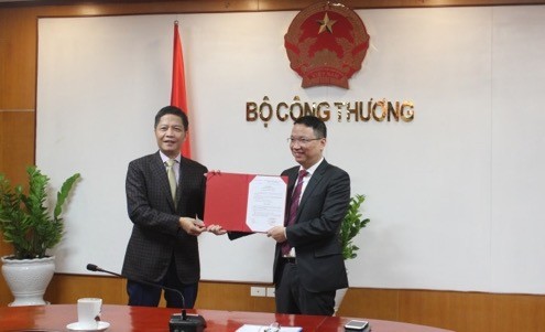 Bộ trưởng Trần Tuấn Anh trao Quyết định bổ nhiệm Cục trưởng Cục Phòng vệ thương mại chiều 4/1/2019, tại Hà Nội (ảnh và ghi chú trên Kienthuc.net.vn)
