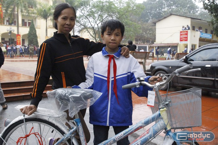 Em Hà Duy Kiên - học sinh lớp 7A Trường Trần Phú và mẹ phấn khởi khi được trao tặng xe đạp.