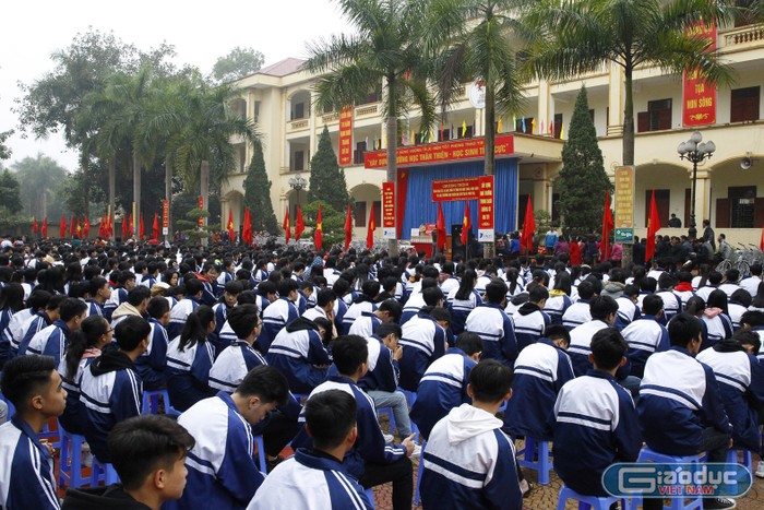Các em học sinh Trường trung học phổ thông Hùng Vương trong buổi lễ trao tặng từ thiện.