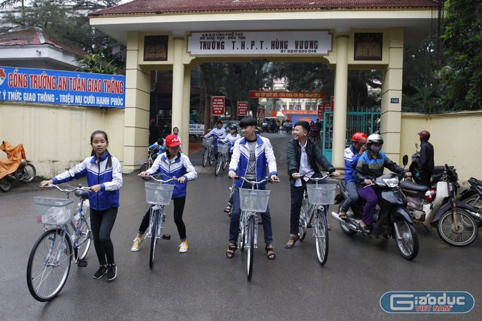 Các em học sinh Trường Trần Phú sau khi nhận xe đạp đã sử dụng luôn để đi về trường của mình