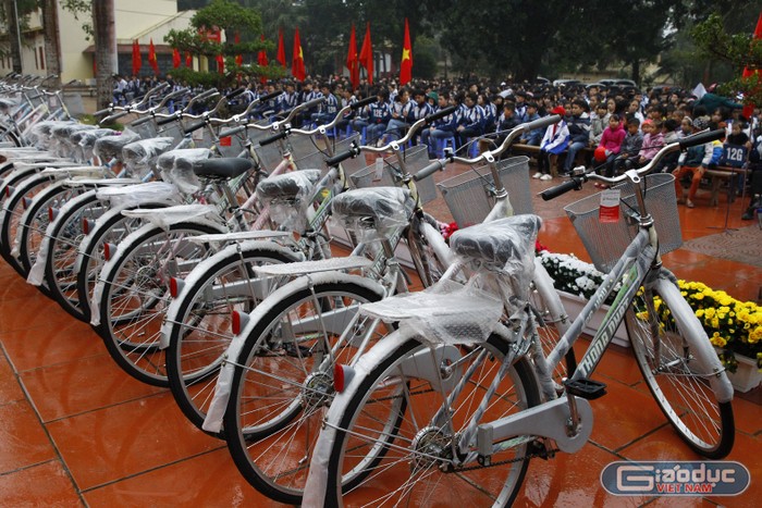 100 chiếc xe đạp Báo Điện tử Giáo dục Việt Nam tặng các em học sinh thị xã Phú Thọ.