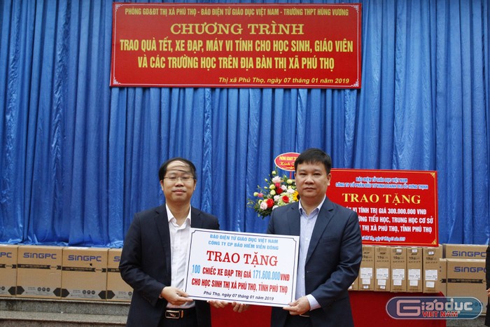 Ông Nguyễn Tiến Bình, Tổng biên tập Báo Điện tử Giáo dục Việt Nam và ông Nguyễn Ánh Hoàng - Trưởng phòng giáo dục thị xã Phú Thọ trong buổi lễ trao tặng quà.