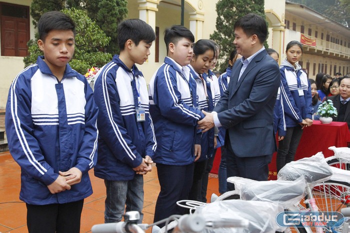 Tổng biên tập Báo Điện tử Giáo dục Việt Nam trao tặng xe đạp cho các em học sinh tại Trường trung học phổ thông Hùng Vương thị xã Phú Thọ.