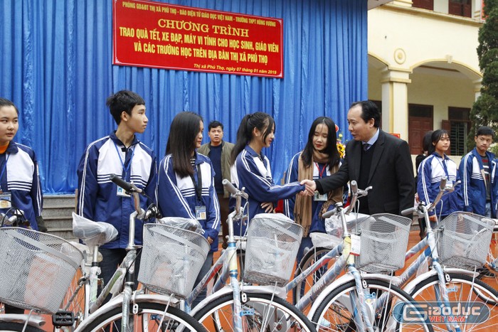Ông Hà Tuấn Anh - Ủy viên thường vụ, Phó Chủ tịch Ủy ban nhân dân Thị xã Phú Thọ đang trao xe đạp cho các em học sinh nghèo vượt khó.