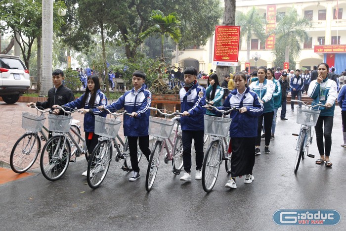 Các em học sinh trường dân tộc nội trú tỉnh Phú Thọ sau khi nhận xe đã mang về trong tâm trạng phấn khởi.
