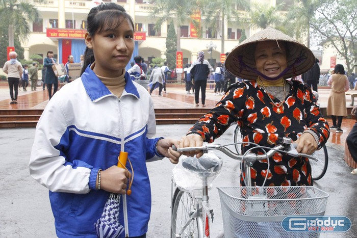Bà Nguyễn Thị Dung và cháu ngoại Lê Cẩm Ly cùng đi nhận quà tặng là xe đạp.