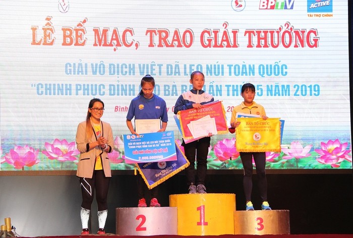 Thanh Vũ – Đại sứ thương hiệu nhãn hàng Number 1 trao thưởng cho các vận động viên đạt giải.