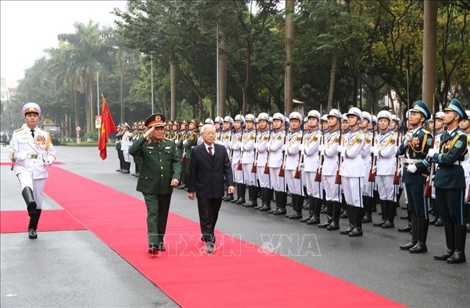 Tổng Bí thư, Chủ tịch nước Nguyễn Phú Trọng, Bí thư Quân ủy Trung ương duyệt đội danh dự Quân đội Nhân dân Việt Nam.