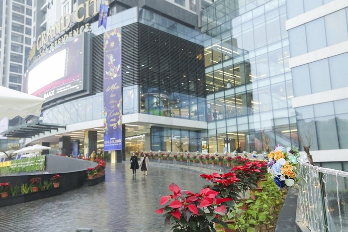 Trung tâm thương mại Sun Plaza Ancora được bao bọc bởi các bức tường kính trong suốt, đem lại tầm view sông Hồng đẹp mắt