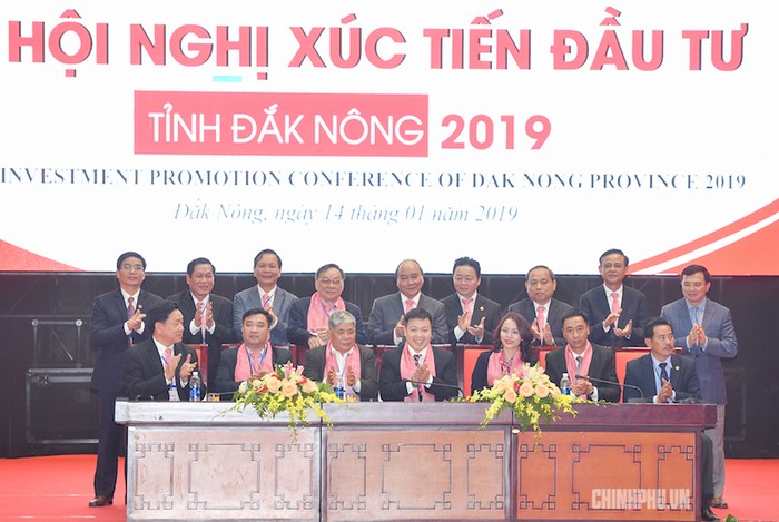Thủ tướng chứng kiến Lễ ký cam kết đầu tư tỉnh Đắk Nông. Ảnh: Chinhphu.vn