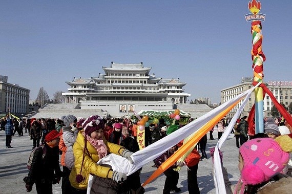 Người dân vui chơi ngày Tết gần tượng đài Kim Nhật Thành. Ảnh: Baonghean.vn