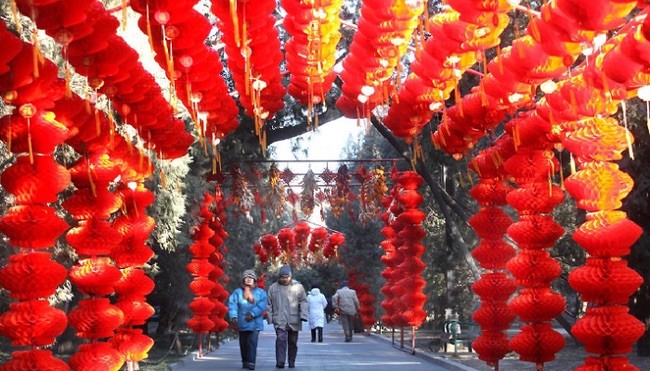 Đường phố Trung Quốc được trang hoàng rực rỡ. Ảnh: Globe Trottr