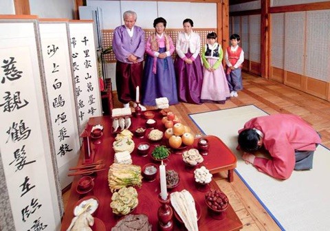 Các gia đình Hàn Quốc sẽ thực hiện nghi lễ thờ cúng tổ tiên Charye trong ngày đầu tiên của năm mới. Ảnh: VnExpress.net