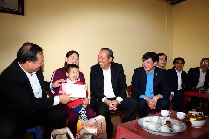 Phó Thủ tướng Thường trực đến thăm gia đình công nhân lao động có hoàn cảnh khó khăn trên địa bàn thành phố Hải Dương, tỉnh Hải Dương. Ảnh: VGP