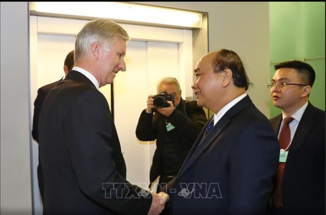 Thủ tướng gặp Nhà vua Bỉ Phillippe. Ảnh: TTXVN